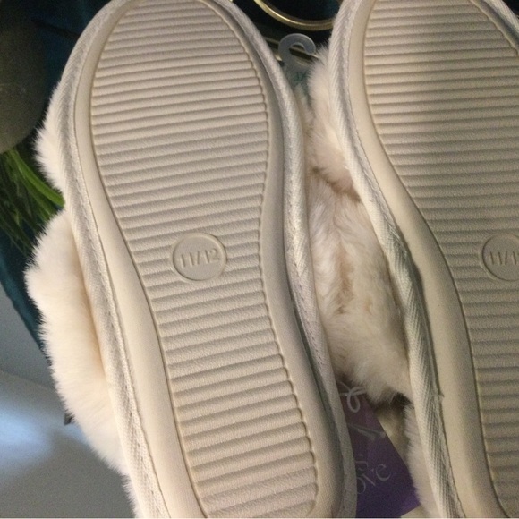 Comfortable, furry slippers, cream, XL. NWT - Picture 2 of 2